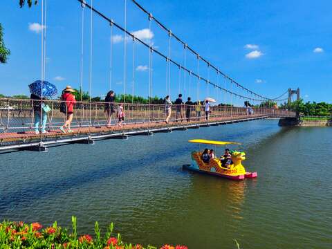 虎頭埤為台灣第一水庫，除了可以步行欣賞虎月吊橋，也可以體驗划船