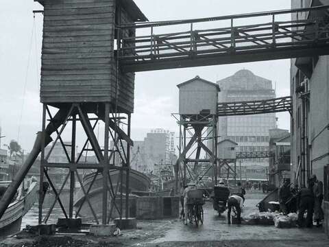運河盲段旁的造冰廠，背景是當時醒目的地標「九棧樓仔」