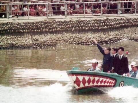 前行政院長蔣經國先生搭乘汽艇到達台南市觀光年端午節龍舟比賽運河現場