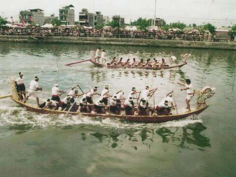民國64年舉辦台南市觀光年活動-端午節龍舟比賽，激烈爭逐