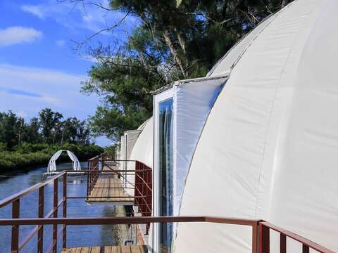 位在臺南雙春濱海遊憩區的白色圓頂星空帳篷