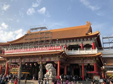 年假期间许多民众到寺庙拜拜新春祈福
