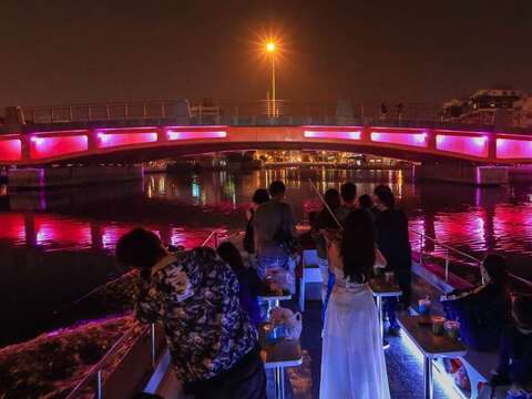 台南市最夯的必遊行程-安平遊港看夜景