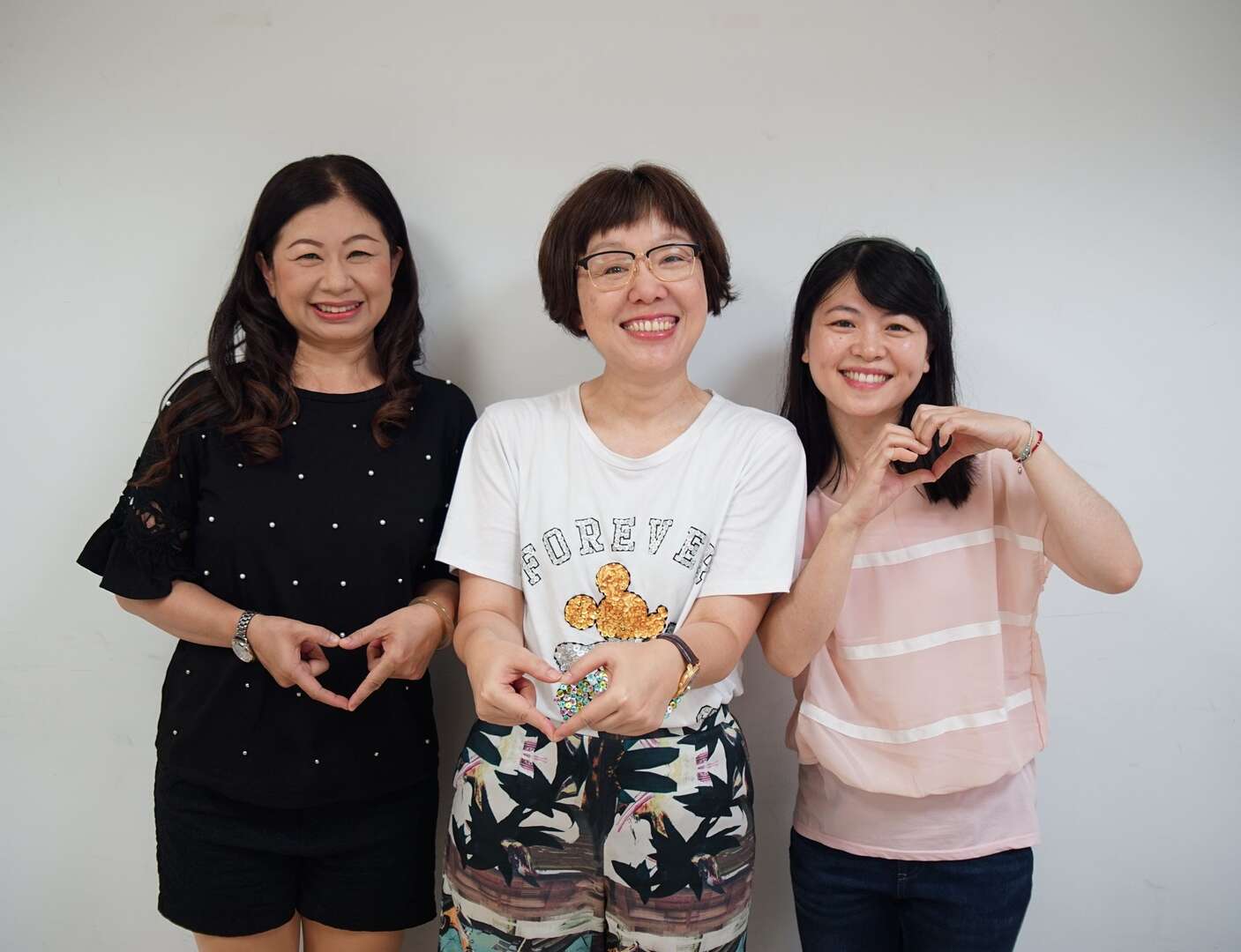 王局長與2名優秀旅服人員合照