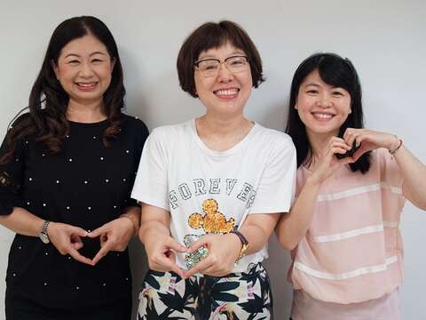 王局长与2名优秀旅服人员合照
