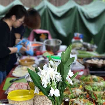 当天活动因下雨由户外的丝瓜棚下移至天埔社区活动中心开桌