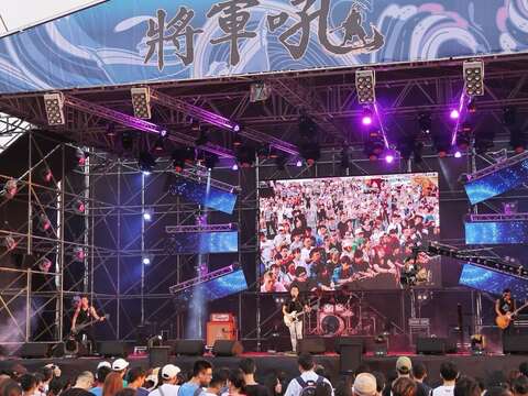 活動現場湧現來自各地的民眾享受這場臺南西濱音樂饗宴
