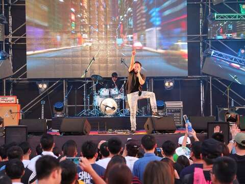 2018台南夏日音乐节─将军吼聚集现场的乐迷排队参与