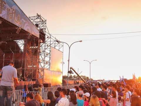 2018臺南夏日音樂節，將軍漁港搖滾開唱！下午即湧現來自各地的民眾排隊參與