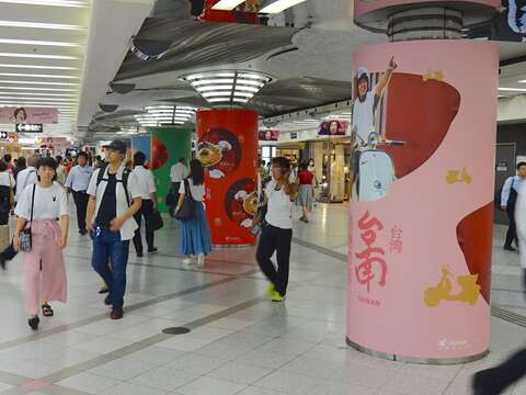 市政府观光旅游局选定通勤最为聚集的车站地下街刊登台南意象广告