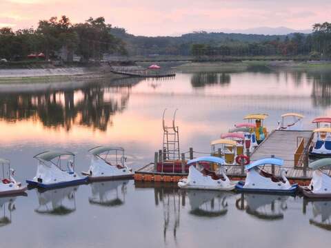 觀旅局特別推薦虎頭埤湖景，充滿秋節氛圍的「水影映月」及「浪漫邀月」
