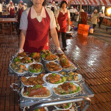 安平港邊六點整開桌上菜