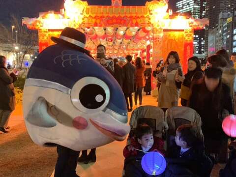 台南吉祥物魚頭君在現場和民眾互動