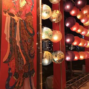 台南於大阪灯节展出「光之庙埕」以门神与灯笼为主题