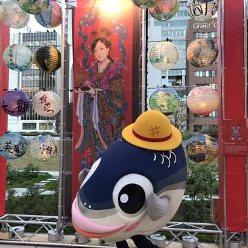 台南观光吉祥物「鱼头君」在台南「光之庙埕」灯区与民众互动