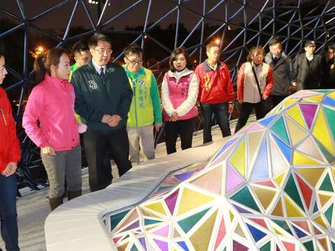 市长视察鲸鱼内部台湾玻璃造景