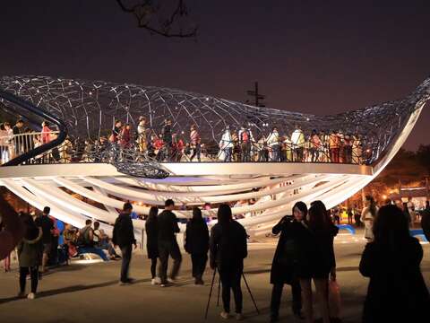 大魚的祝福拍攝夜間燈光的人潮