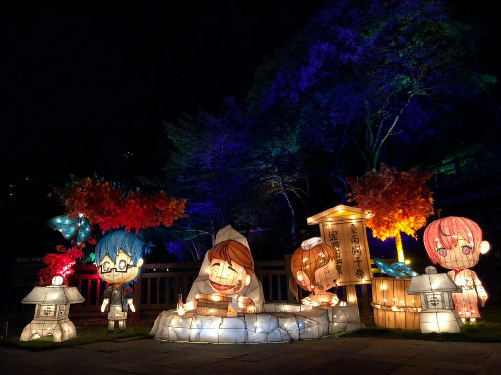 宝泉桥-「光池之秋,岁月静好」关岭泉涌主题灯组(夜间)