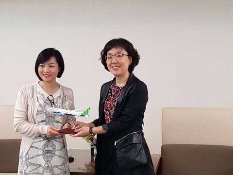 副市長與越竹航空副總裁合照
