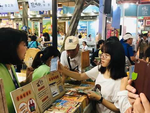 民众只要参加「台南尚盖赞」活动就送台南传统点心-古早味铜钱饼