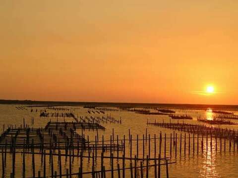 04.觀海樓-賞潟湖夕照(臺南市七股區公所提供)