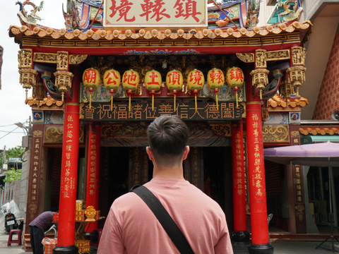 近く廟宇（ビョウウ祖先や貴人の霊を祭る建物。また、神を祭る建物）に宗教の教化を体験します