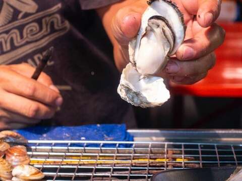 Oyster grill stand in the New Yonghua Night Market