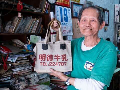 The antique canvas milk bag made by Ching-long Canvas Bag Shop