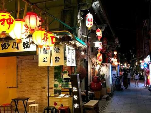 The entrance of Shengnong Street filling with the mood of fantasy