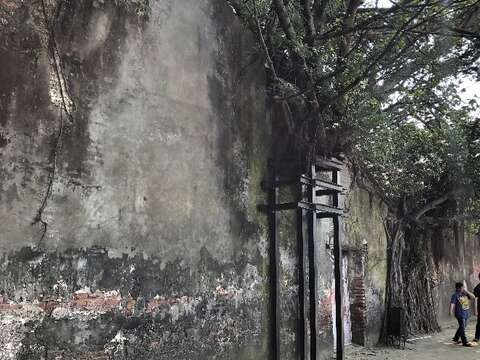 The back wall of the Anping Tree House (1)