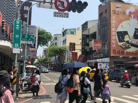 The pedestrian crossing to the entrance of Anping Old Street