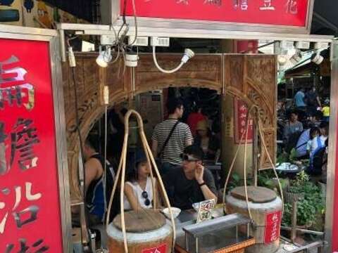 Tofu pudding stand (the traditional ways)