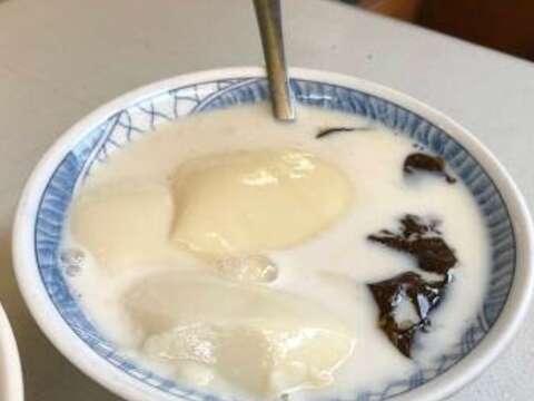 Tofu pudding with herbal jelly and milk