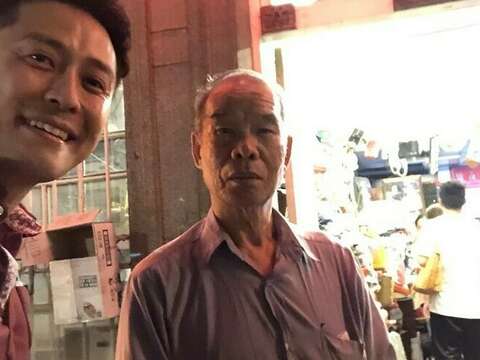 Take picture with the owner of antique shop in Shengnong street