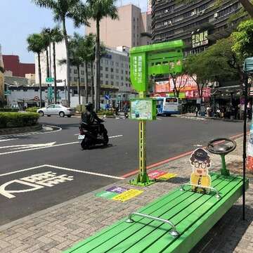 The bus stop for the Tainan downtown city tour
