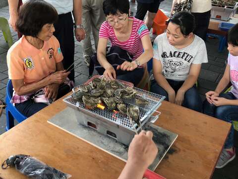 揪團遊七GO-搭船遊潟湖烤鮮蚵