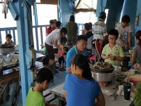 挖牡蛎DIY体验(马沙沟观光休闲协会提供)