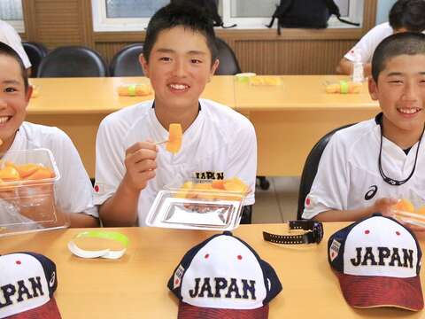 日本隊小將吃到滿心期待的臺南芒果，直呼鮮甜好吃