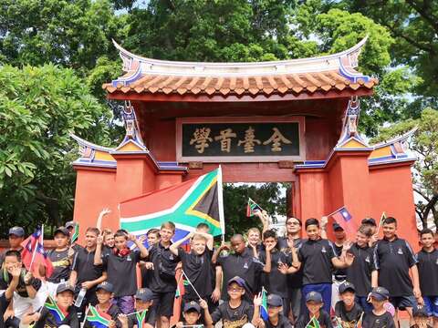 南非隊小將參觀孔廟，對臺南景點特色建築留下深刻印象