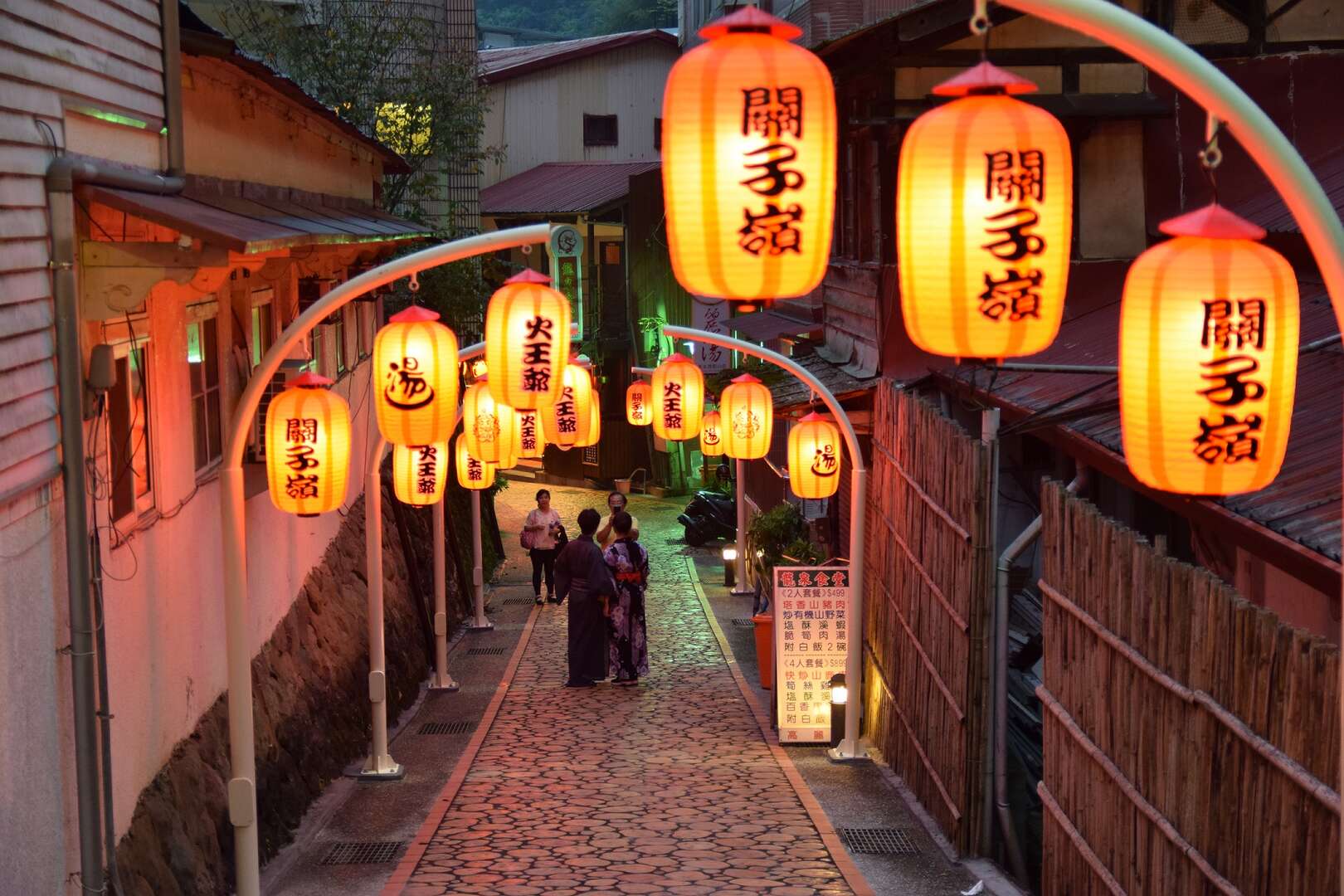 關子嶺溫泉區內諸多燈飾造景，值得漫步夜遊