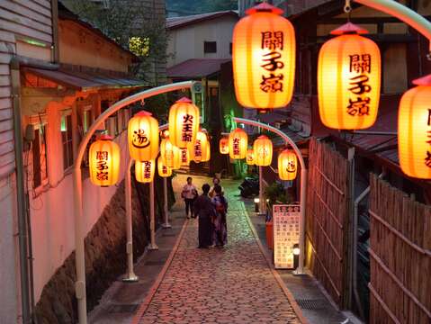 关子岭温泉区内诸多灯饰造景，值得漫步夜游