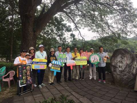 虎頭埤風景區內水橋虹影雨豆樹大合照