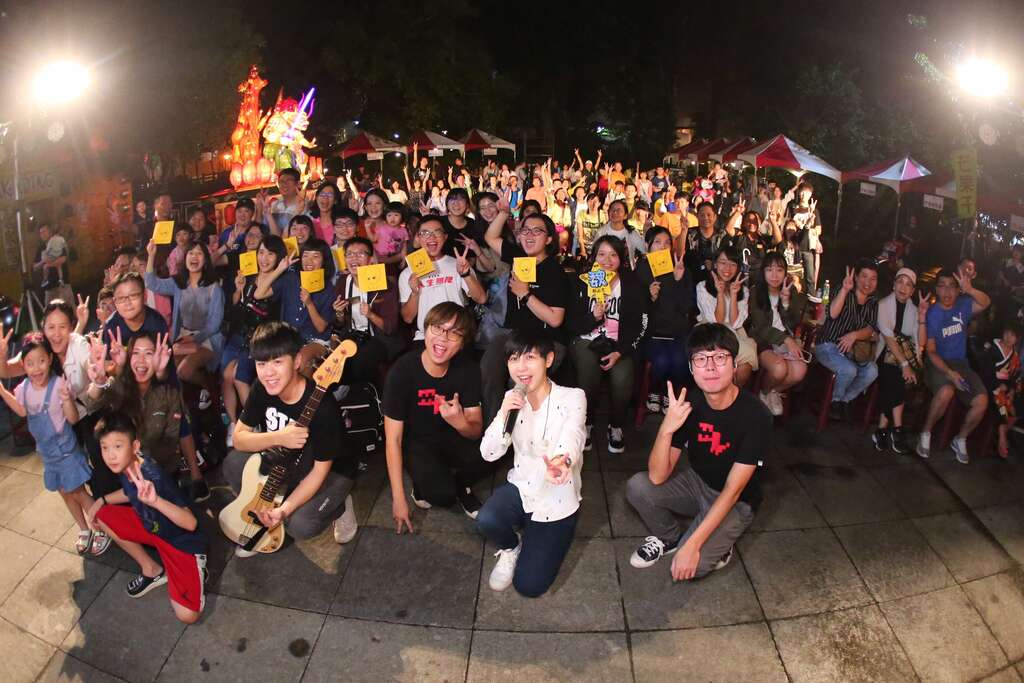 魏嘉莹与现场民众大合照
