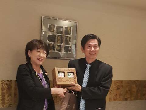 赠与仙台市长果乾伴手礼