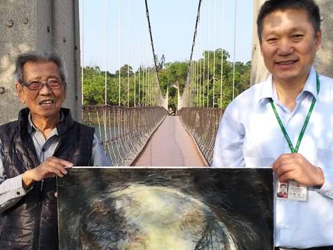 陈泰元老师与虎头埤陈宏田主任於虎月吊桥合影