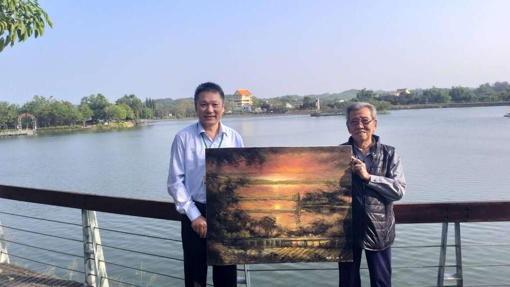 陈泰元老师与虎头埤陈宏田主任於环湖步道上合影