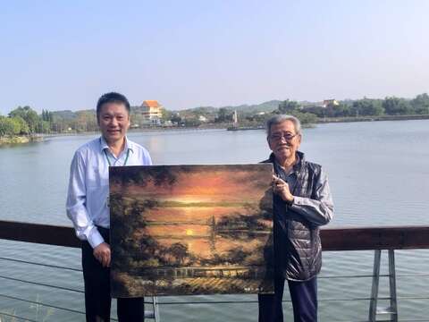 陈泰元老师与虎头埤陈宏田主任於环湖步道上合影