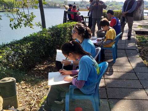 记者会口埤国小学生现场写生绘画