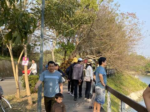 虎头埤游客赏湖景健行踏青