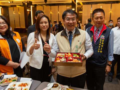 黃市長與觀旅局郭局長共推養生安心餐